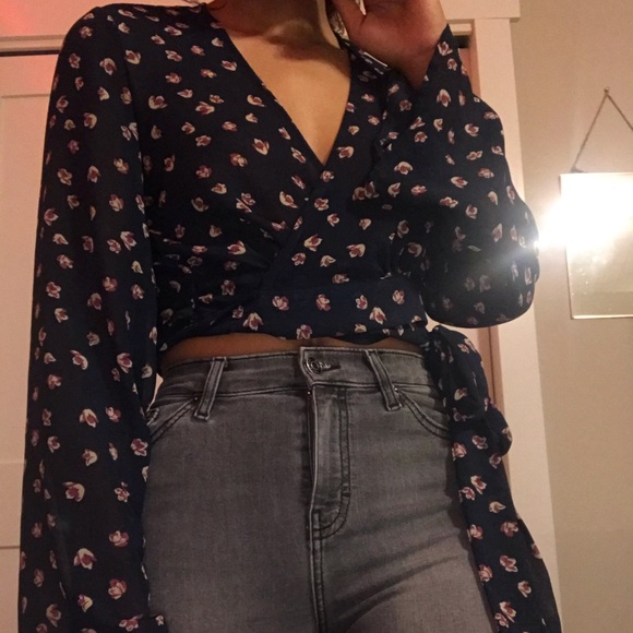 Long bell sleeve wrap top - Picture 2 of 5